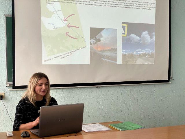 Яблунів — не просто село, це заряд енергії на всю область! Студентка Христина Бевська під час захисту ІНДЗ з метеорології та кліматології.
